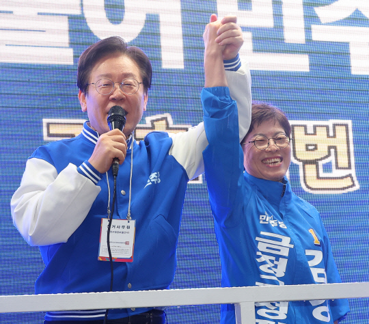 이재명 더불어민주당 대표가 지난 3일 부산대역 인근에서 금정구청장 보궐선거에 출마한 김경지 후보 지원 유세를 하고 있다. 연합뉴스